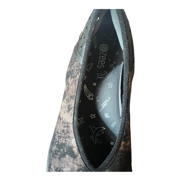 Bzees Willow Slip On Womens Mid Heel Pumps Comfort Black Gold Wedge Size 8 - Picture 3 of 14